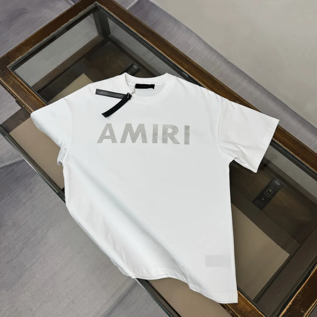 C⭐️AMIRI 26 spring and summer new products, the Newest Arrival short-sleeved round neck T-shirt ~ Same Style for men and women ~ Premium customized design, avant-garde and fashionable! Brand printed logo embellishment, Premium customized fabric, soft to the touch, comfortable to wear, imported high-end fabrics🔥The texture is very delicate, the details and craftsmanship are exquisite, the counter-level exquisite stitching, fine workmanship, and a highly moldable item, can be matched with any fashion, the fit is super good, a must-have item for trendy men! ! Color: Black White Brown Gray Size: XS S M L (OS loose version, please note your height and weight when placing an order)